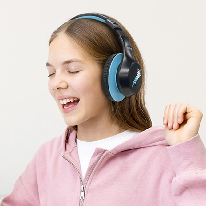Kép 5/8 - EarFun K4 vezeték nélküli gyerek fejhallgató, hangerőkorlátozás, LED világítás, 90 óra üzemidő - Fekete
