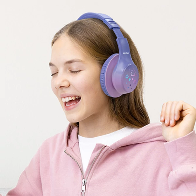 Kép 4/6 - EarFun K4 vezeték nélküli gyerek fejhallgató, hangerőkorlátozás, LED világítás, 90 óra üzemidő, lila (K4)